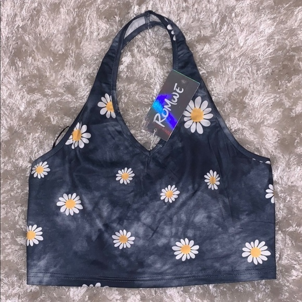 halter tie dye top with daisys‎